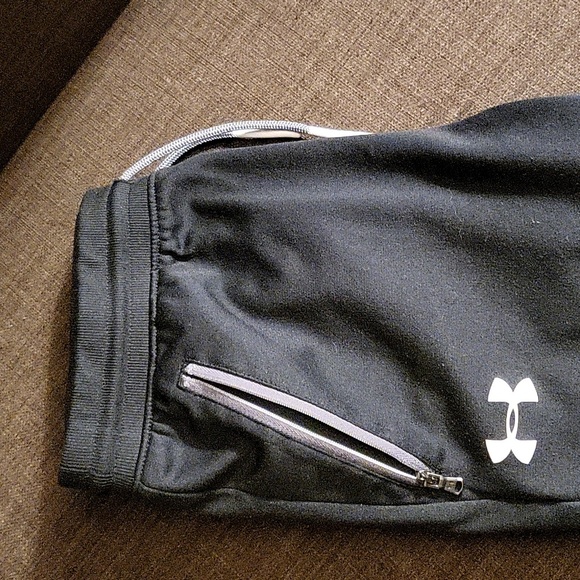 Boys sports wearing black - Picture 3 of 6